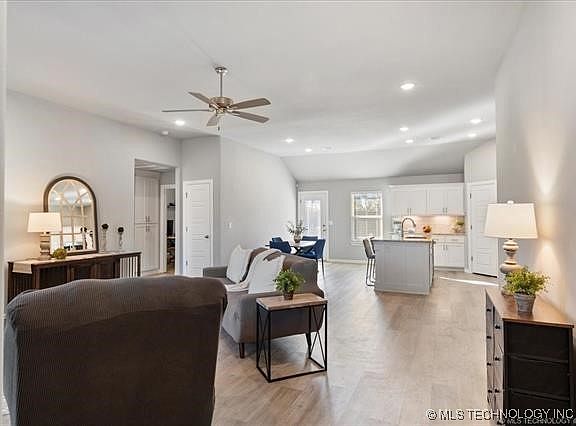 5th image of 4827 E Galveston Pl
