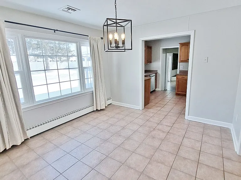 1170 Westminster Ave — Photo 8