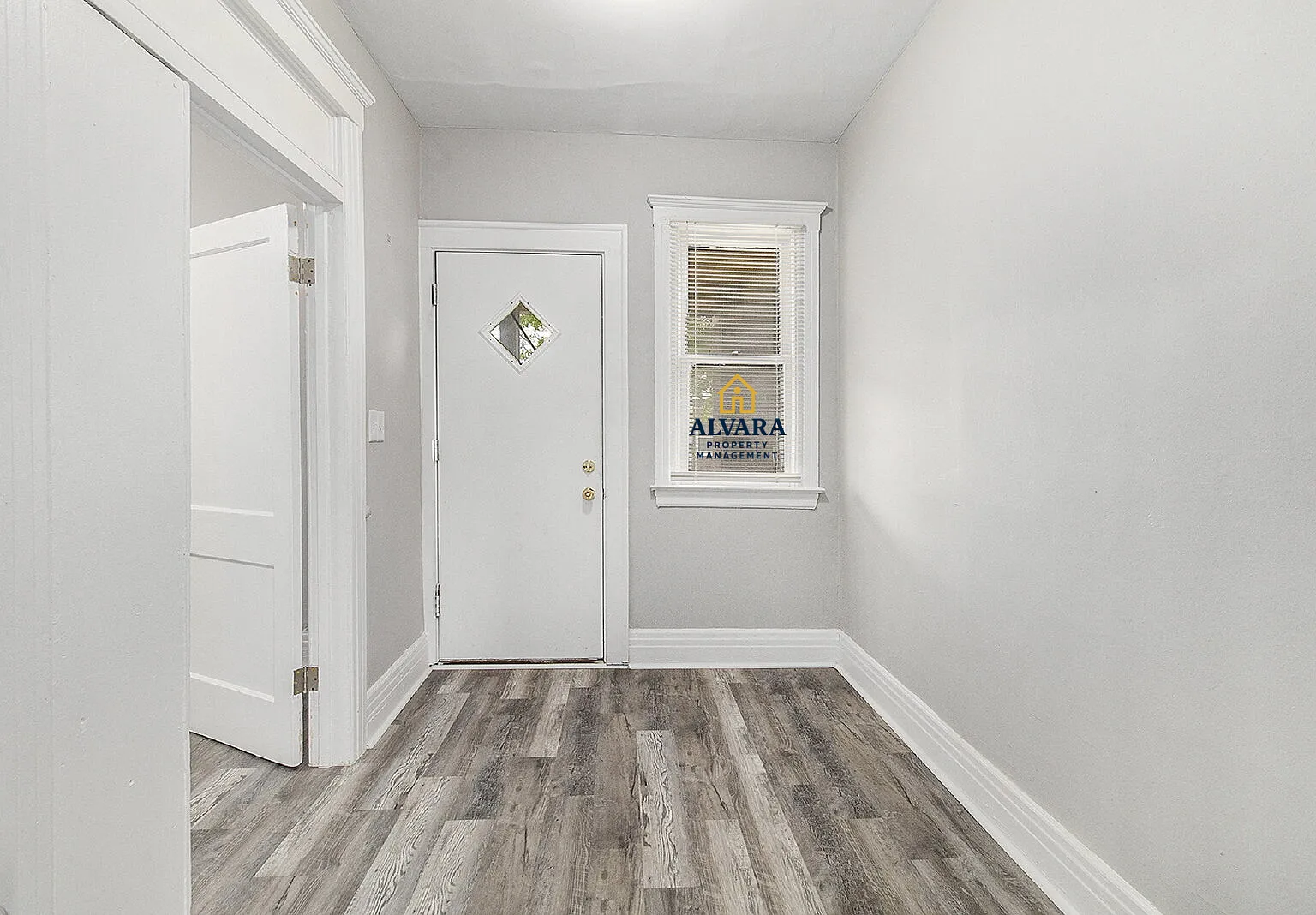 3 bed, 1.0 bath, 1317 sqft, $1,100 — Photo 2
