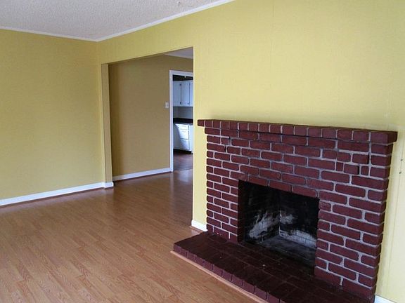 3rd image of 556 Macarthur Dr