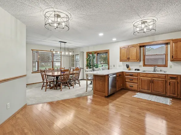 416 E 15th St, Pella, IA 50219