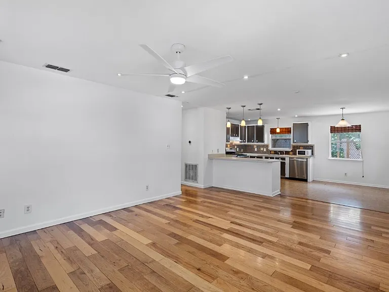 1211 Delano St — Photo 4
