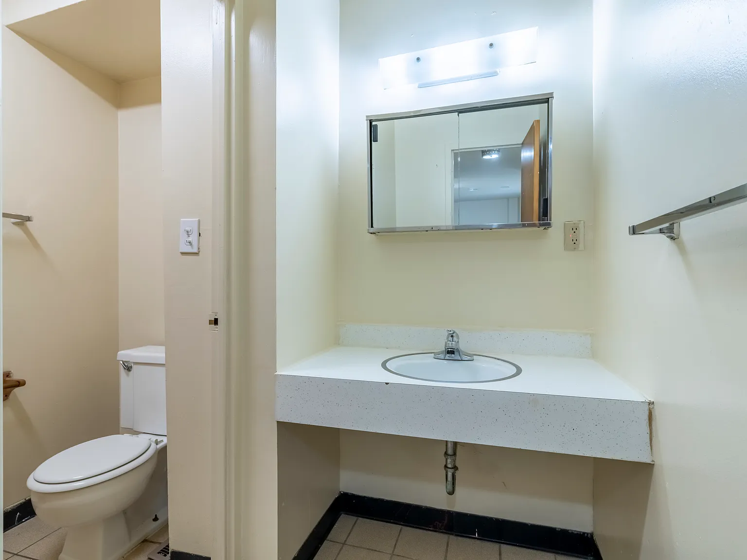 121 E hoover APT 13 — Photo 2
