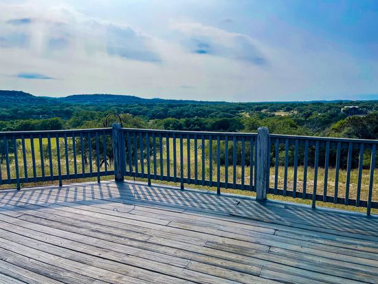 405 Oakridge Trl, Pipe Creek, TX 78063