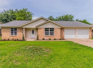 5553 Meadow Oak St, North Richland Hills, TX 76180