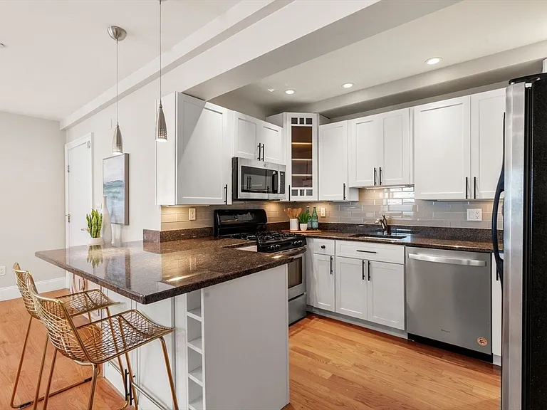 120 W 7th St #102 — Photo 4