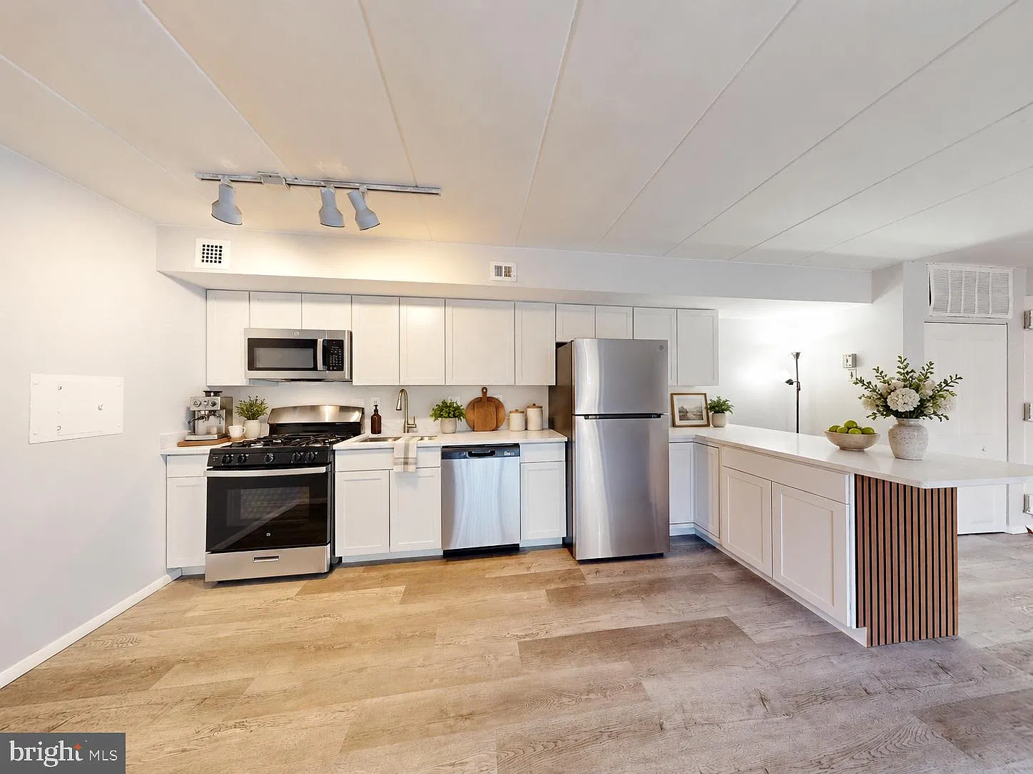 Huntington Club Condo — Photo 4