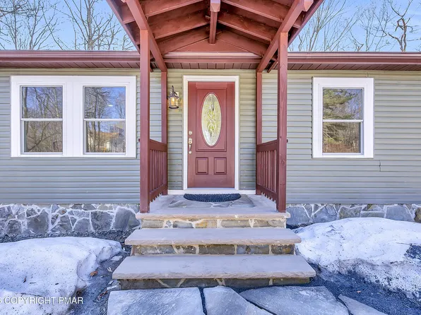 9894 Breezeway Ter, Tobyhanna, PA 18466