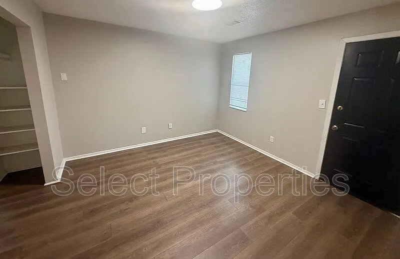 3 bed, 1.0 bath, 800 sqft, $950 — Photo 2