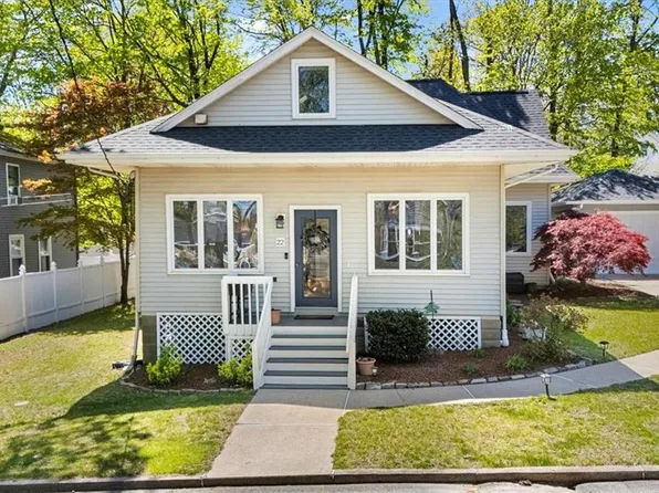 22 Dunedin St, Cranston, RI 02920
