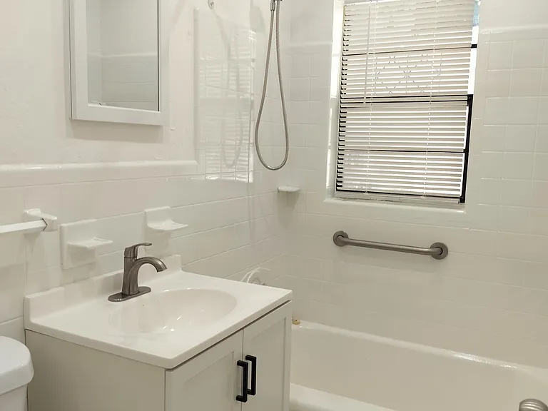 709 NE 7th St #2 — Photo 3