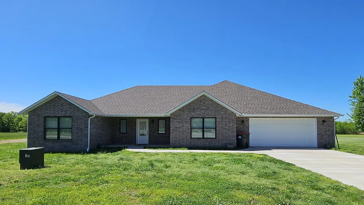 4 bed, 2000 sqft, $2,300 — Photo 1