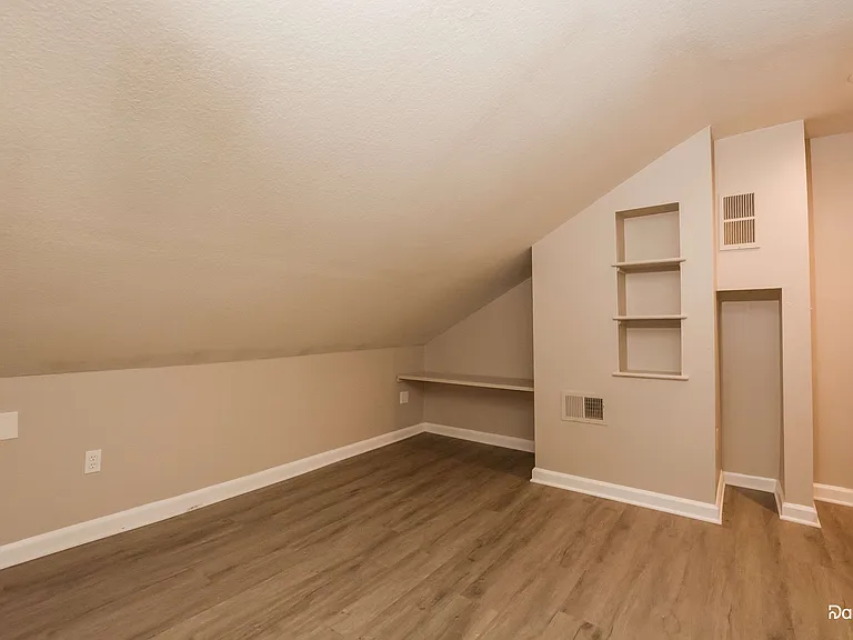 556 Silvergate Loop — Photo 12