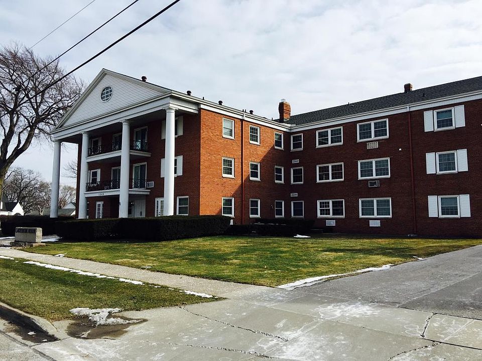 1st image of 1249 Lakeshore Dr APT 325