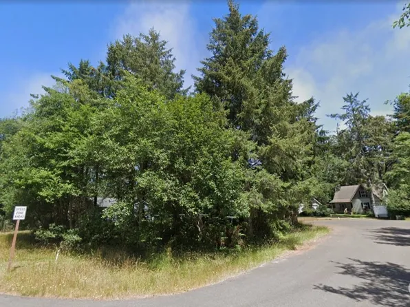 390 Mt. Olympus Avenue SE, Ocean Shores, WA 98569