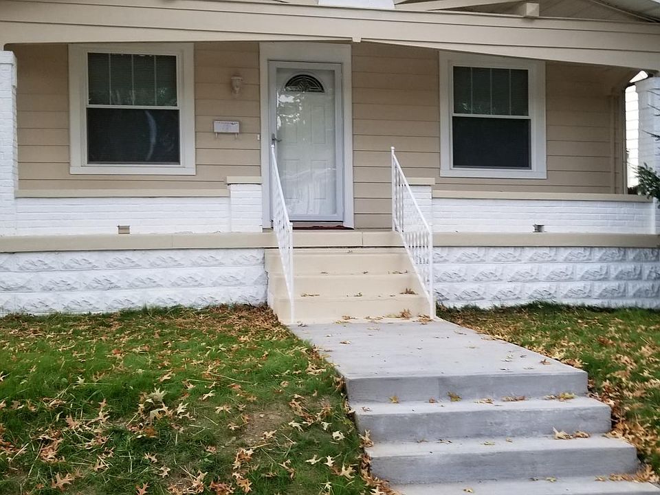 Newly decorated with hardwood floors fenced in back yard dis