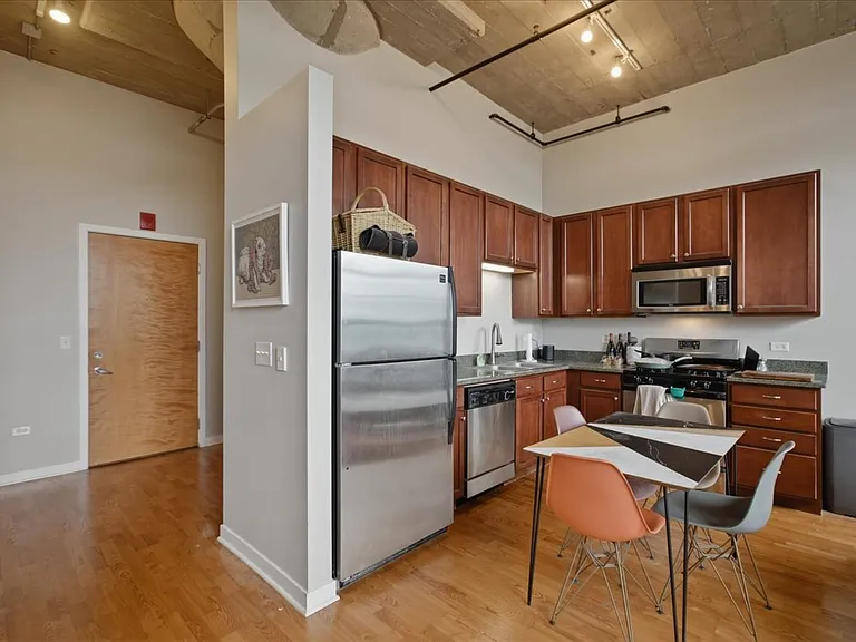 3963 W Belmont Ave #204 — Photo 8