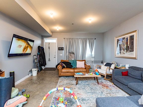 4th image of 2639 N Hamlin Ave #26