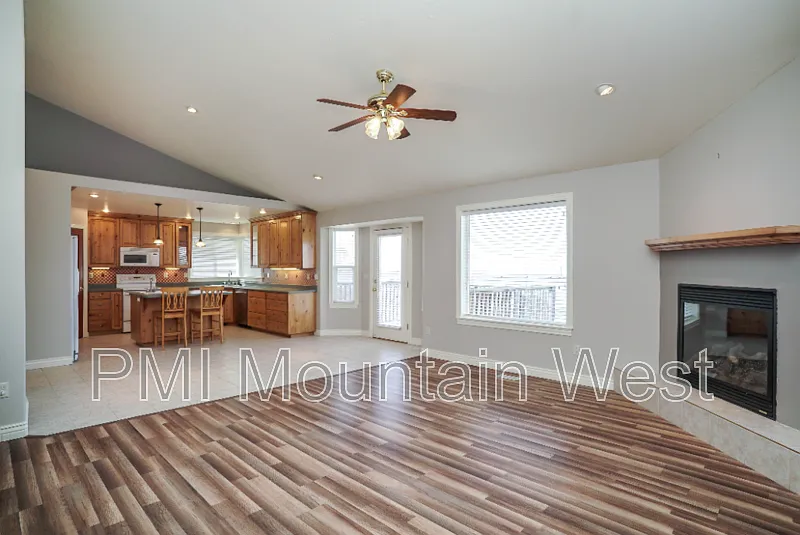 3 bed, 2.0 bath, $2,095 — Photo 2