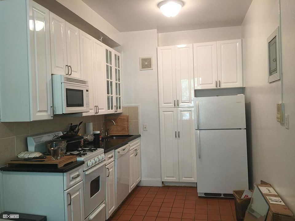 1st image of 412 W 44th St APT 3