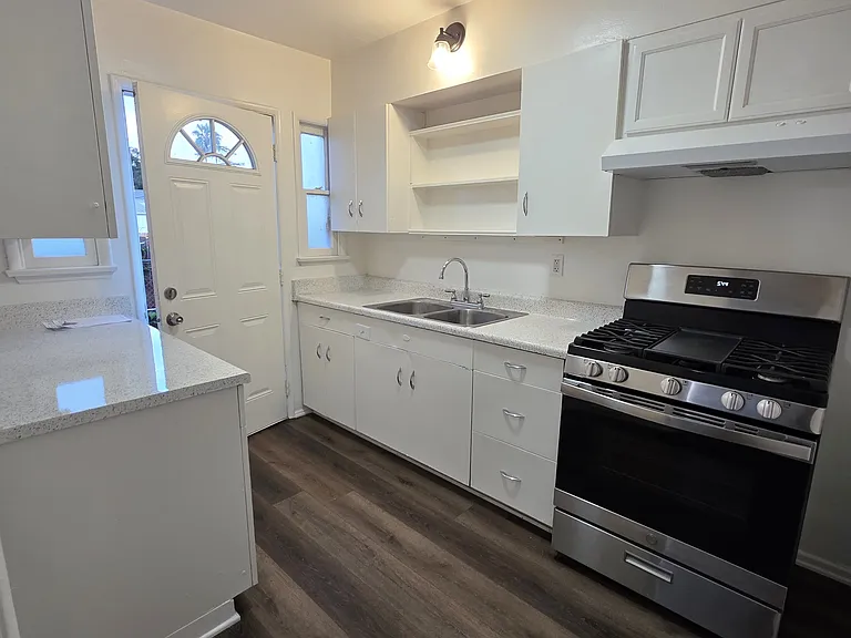 559 W Flora St #14 — Photo 3