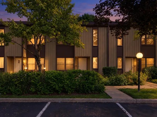 620 Hough St #A, Barrington, IL 60010