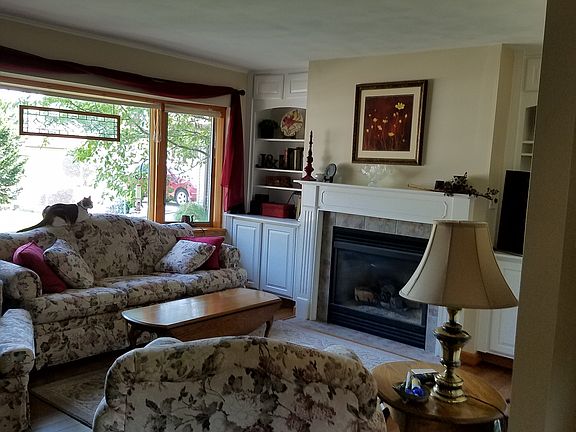 Living room with gas firepla
