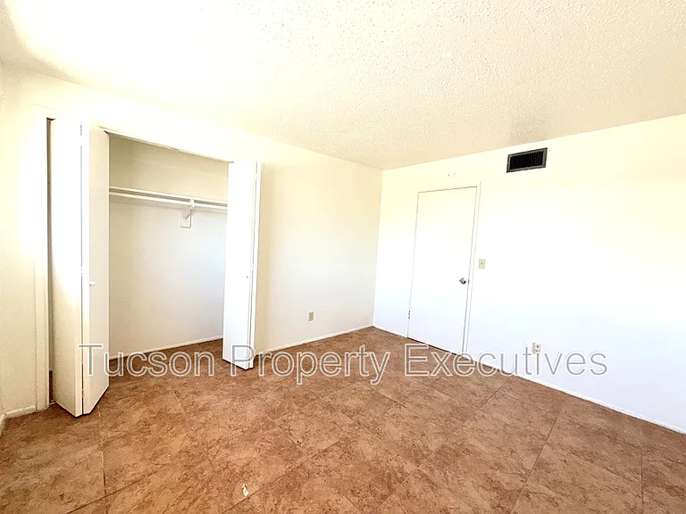 4239 E Lee St — Photo 8