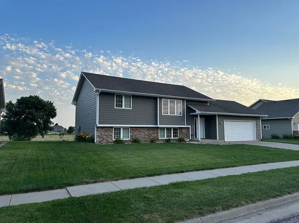 1802 Jack Nicklaus Dr, Elk Point, SD 57025