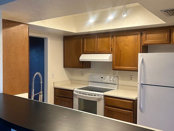 3rd image of 726 E Villa Dr