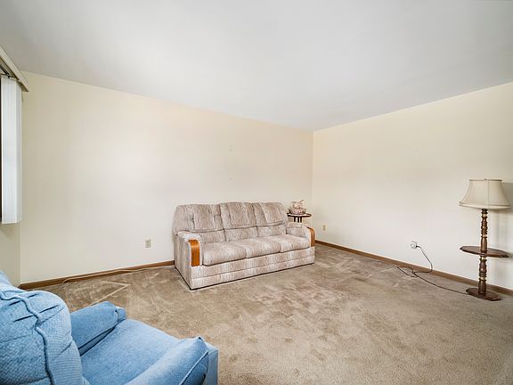 4th image of 104 N Menominee Dr Unit D