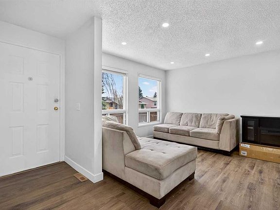 4th image of 128 N Castledale Cres NE