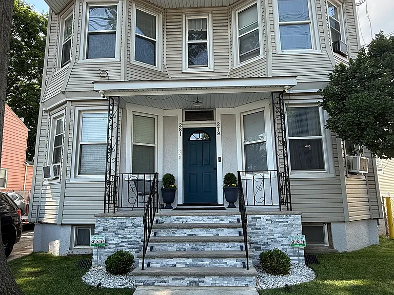 279-81 Hollywood Ave #2L — Photo 1