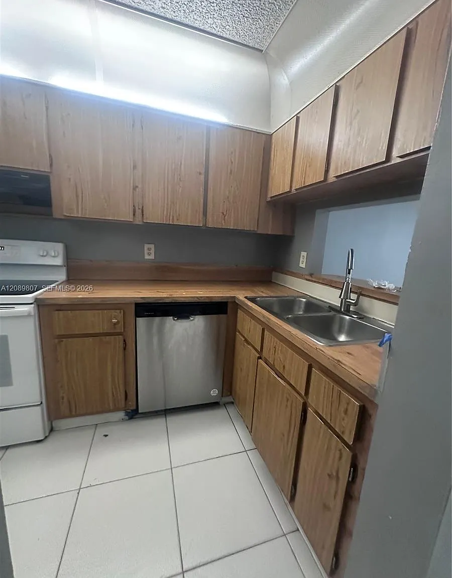 821 Twin Lakes Dr — Photo 3