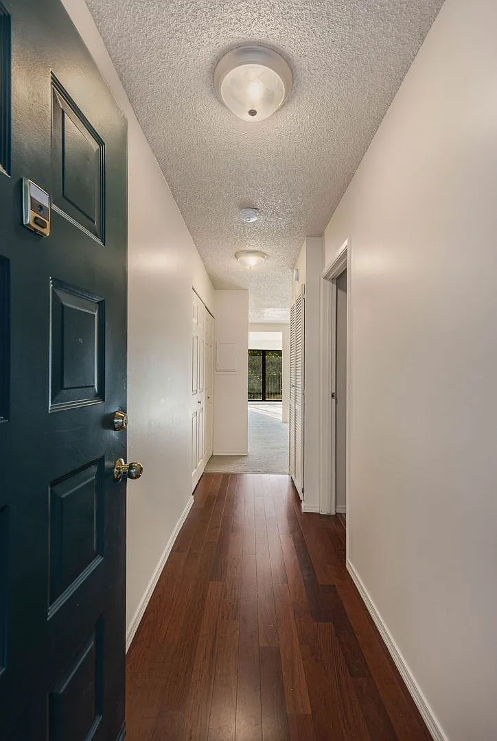 Great 2 bed 2 bath condo rental near downtown Redmond — Photo 4