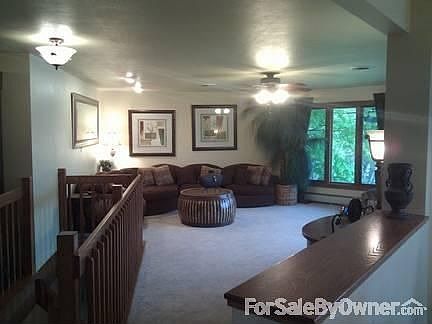 Living entry
						:
						Walk in to your lake view & forget the days worries.