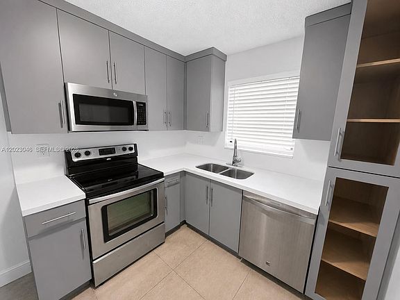 3rd image of 811 NW 6th Ave APT 4