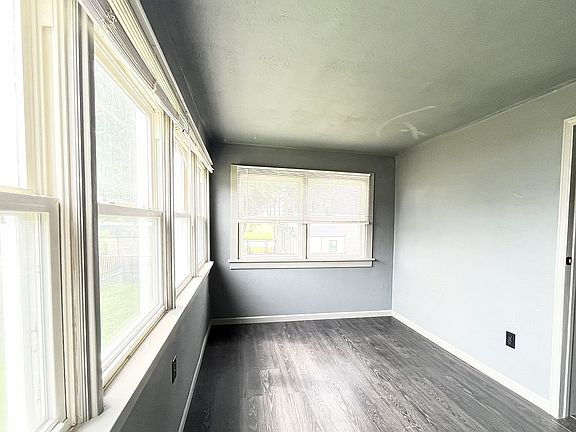 3rd image of 320 W Monroe St