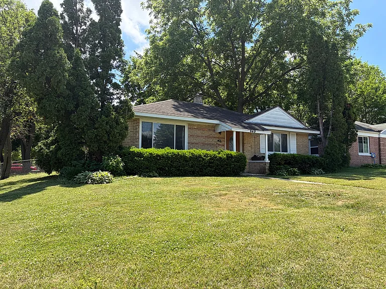 649 E Rockland Rd — Photo 2