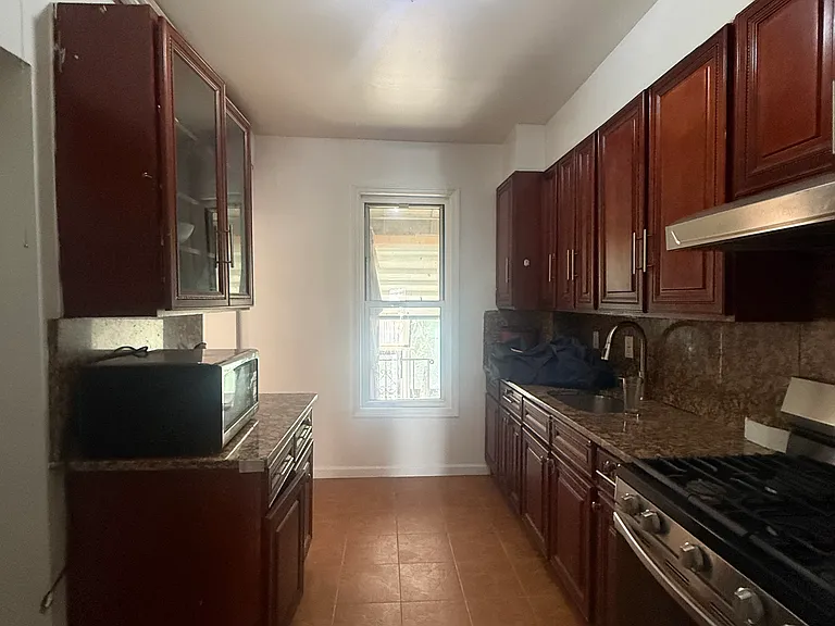 1433 Saint Lawrence Ave — Photo 4