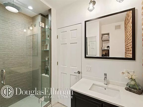 4th image of 22 Cornelia St #5