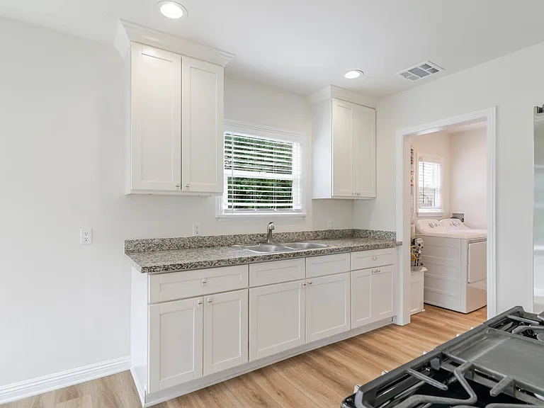 1466 Stanley Ave — Photo 8