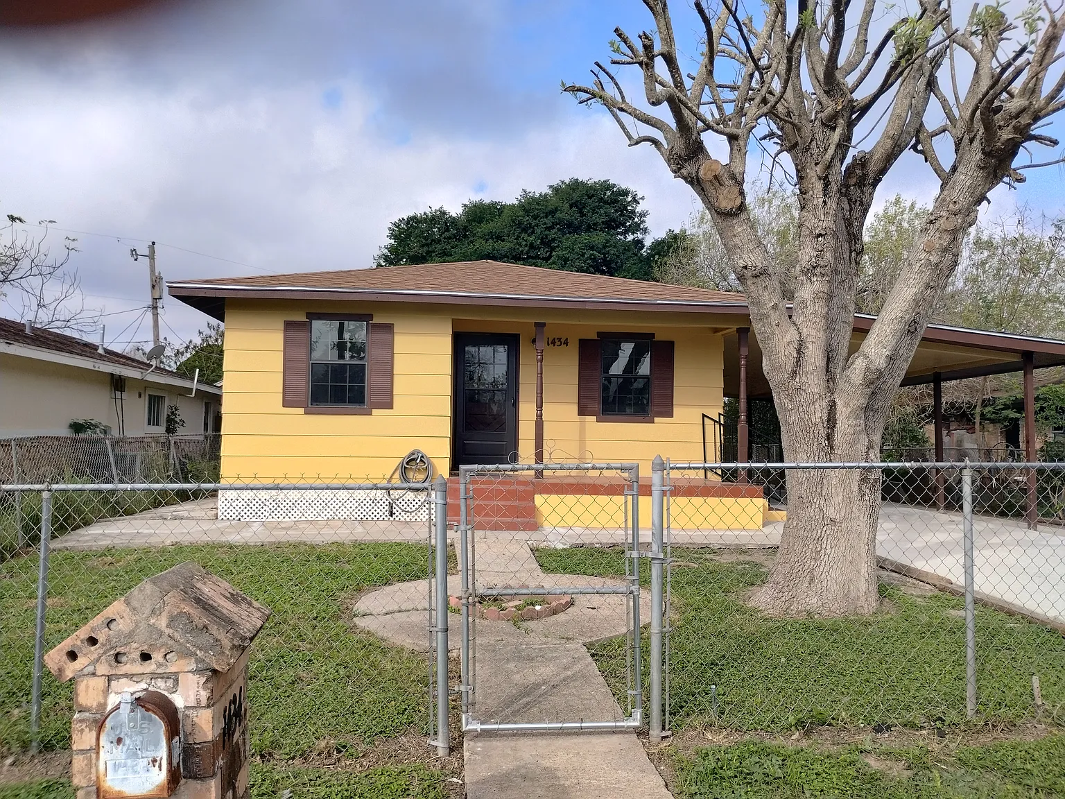 3 bed, 950 sqft, $1,300 — Photo 1