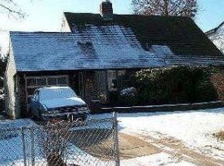 54 Pelican Rd, Levittown, NY 11756