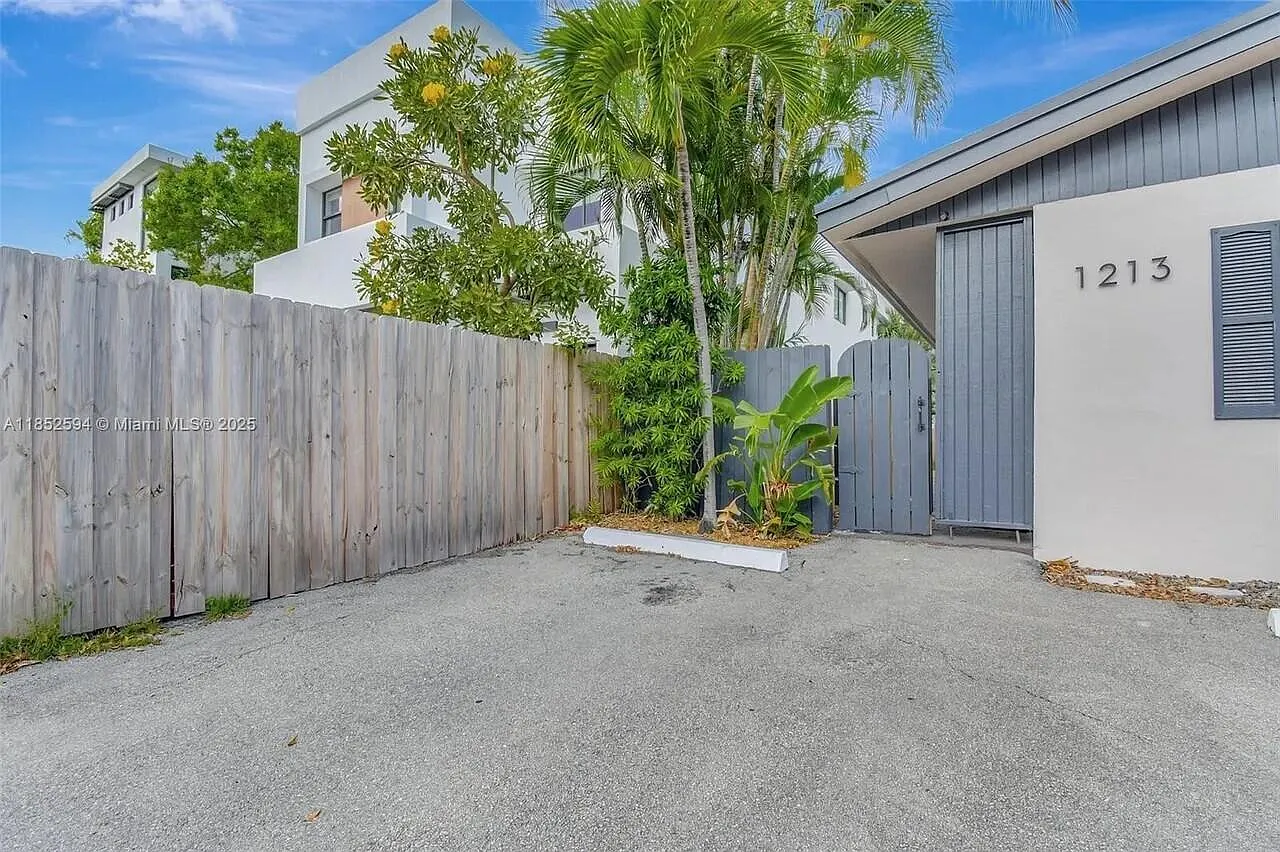 1 bed, 1.0 bath, 2809 sqft, $2,200 — Photo 3