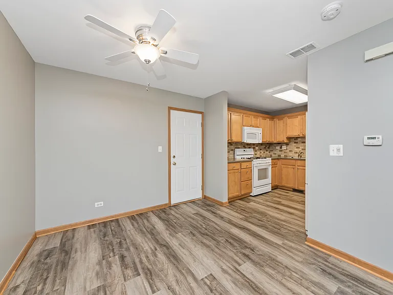 690 Lincoln Station Dr — Photo 8