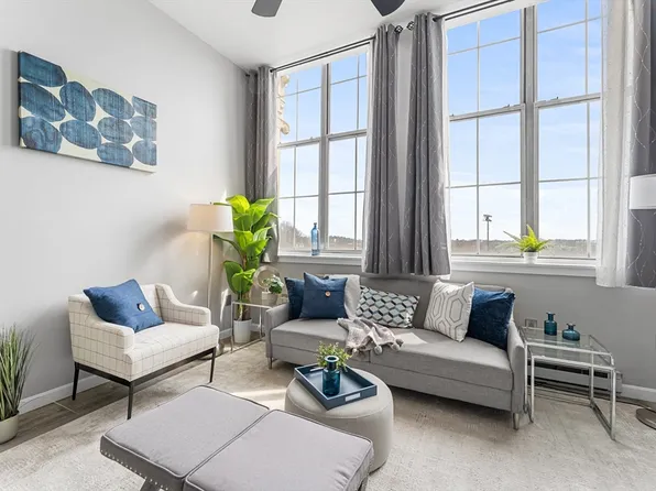 240 Heath St Penthouse 18, Boston, MA 02130