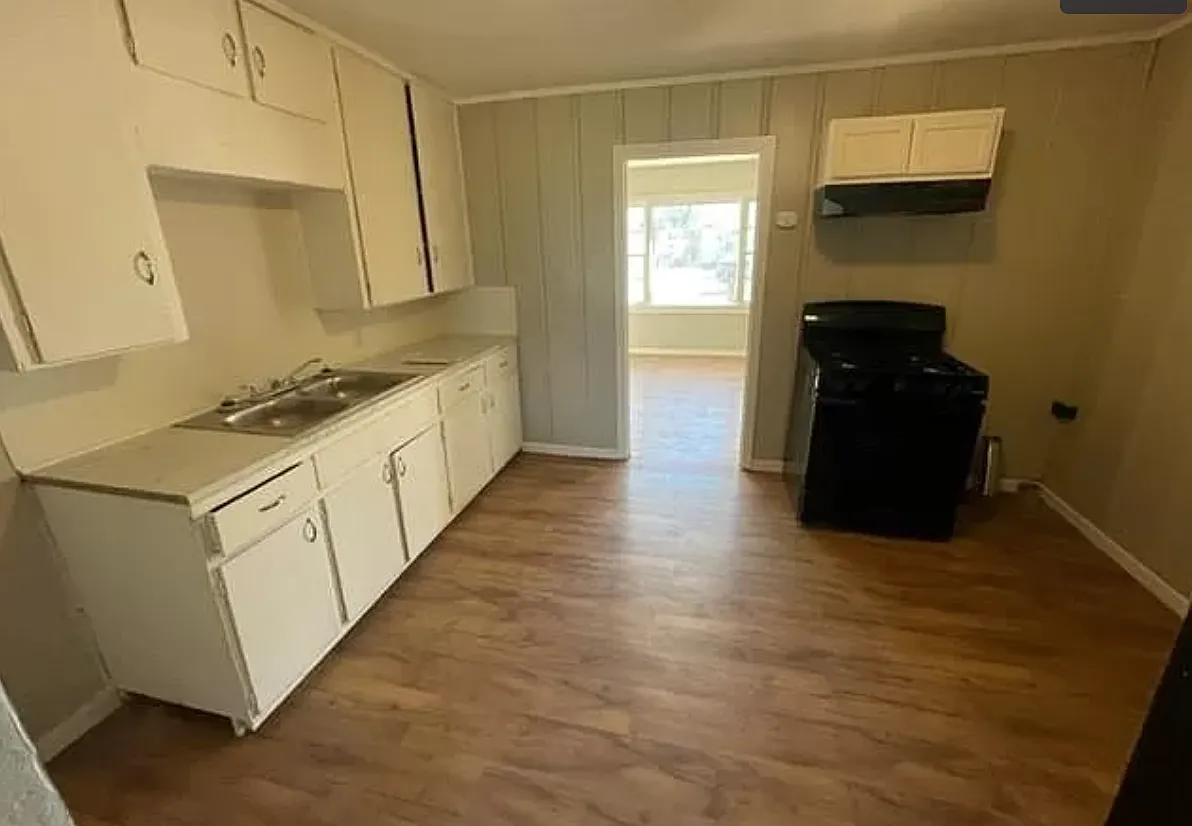 1136 Sunset Dr — Photo 2