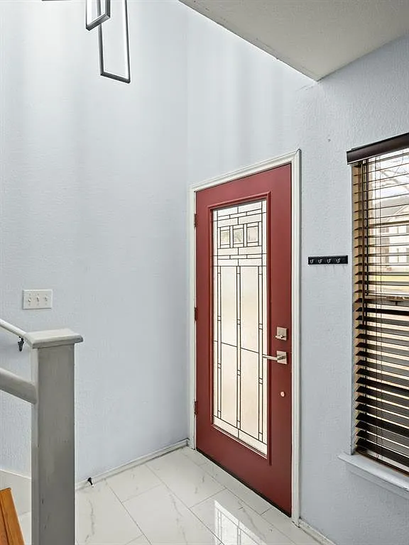 3 bed, 2.5 bath, 2233 sqft, $2,500 — Photo 4