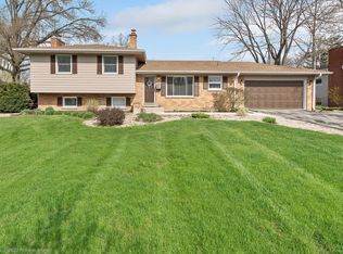 49 Robin Hill Dr, Naperville, IL 60540